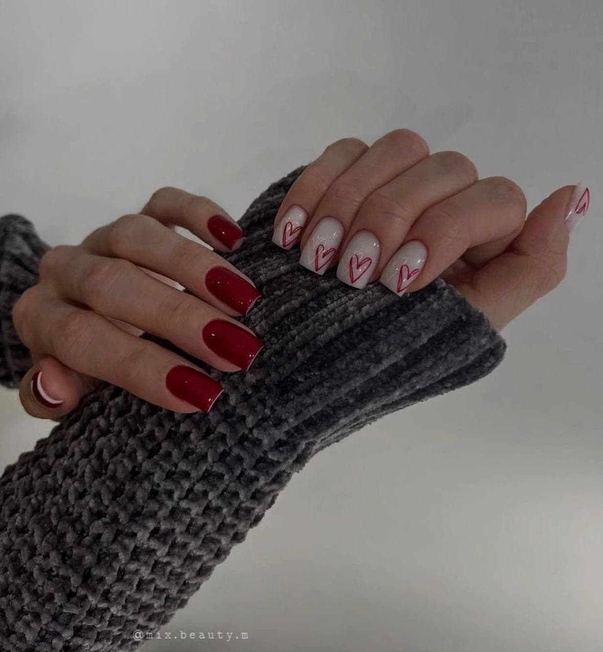 Красный маникюр с сердечками