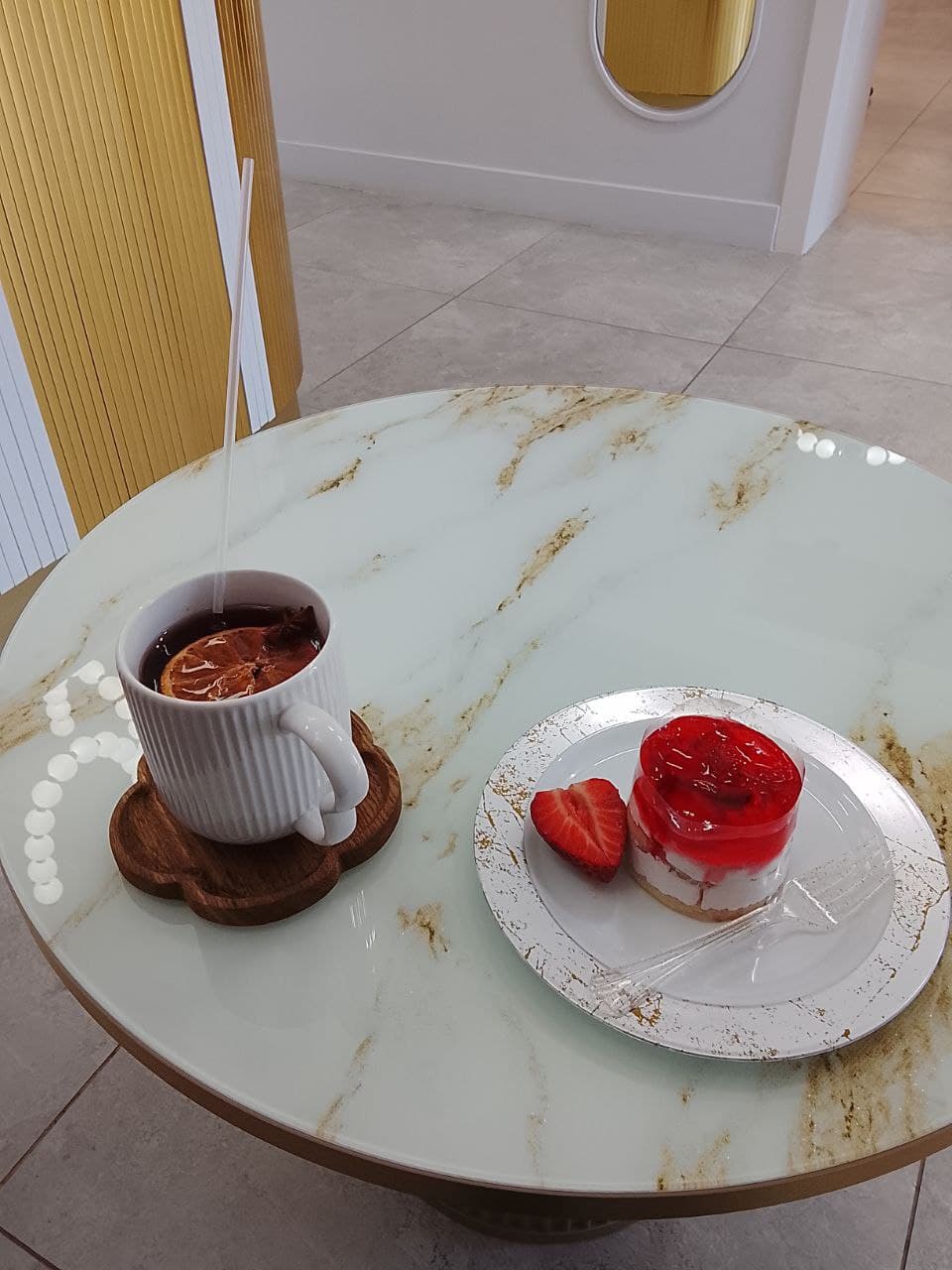 Уютное рабочее место мастера маникюра