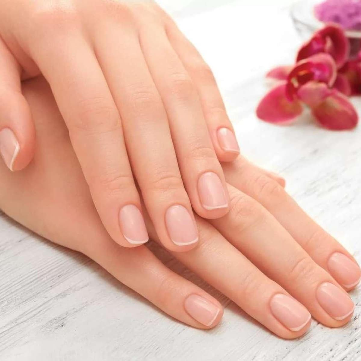 Как понять, что ногтям нужна помощь: 6 сигналов